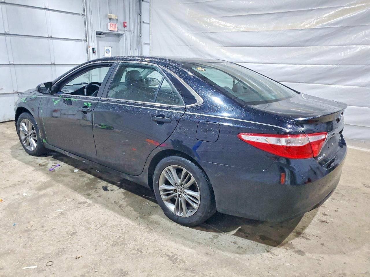 2015 Toyota Camry Le - zdjęcie 2