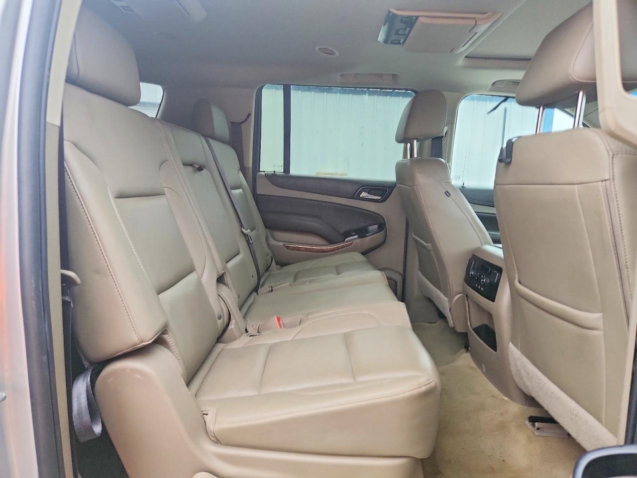 2018 Chevrolet Suburban C1500 Premier - zdjęcie 11