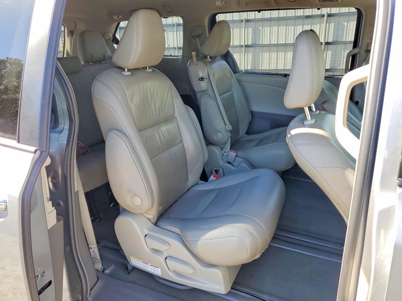 2019 Toyota Sienna Xle - zdjęcie 11