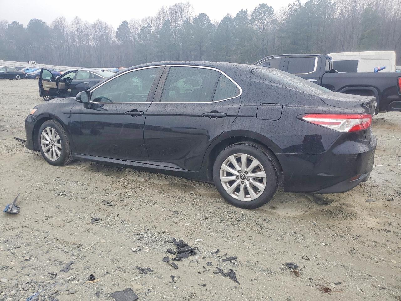 2020 Toyota Camry Le - zdjęcie 2