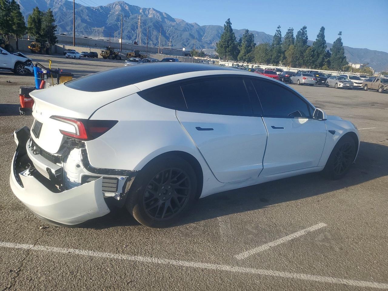 2025 Tesla Model 3 - zdjęcie 3