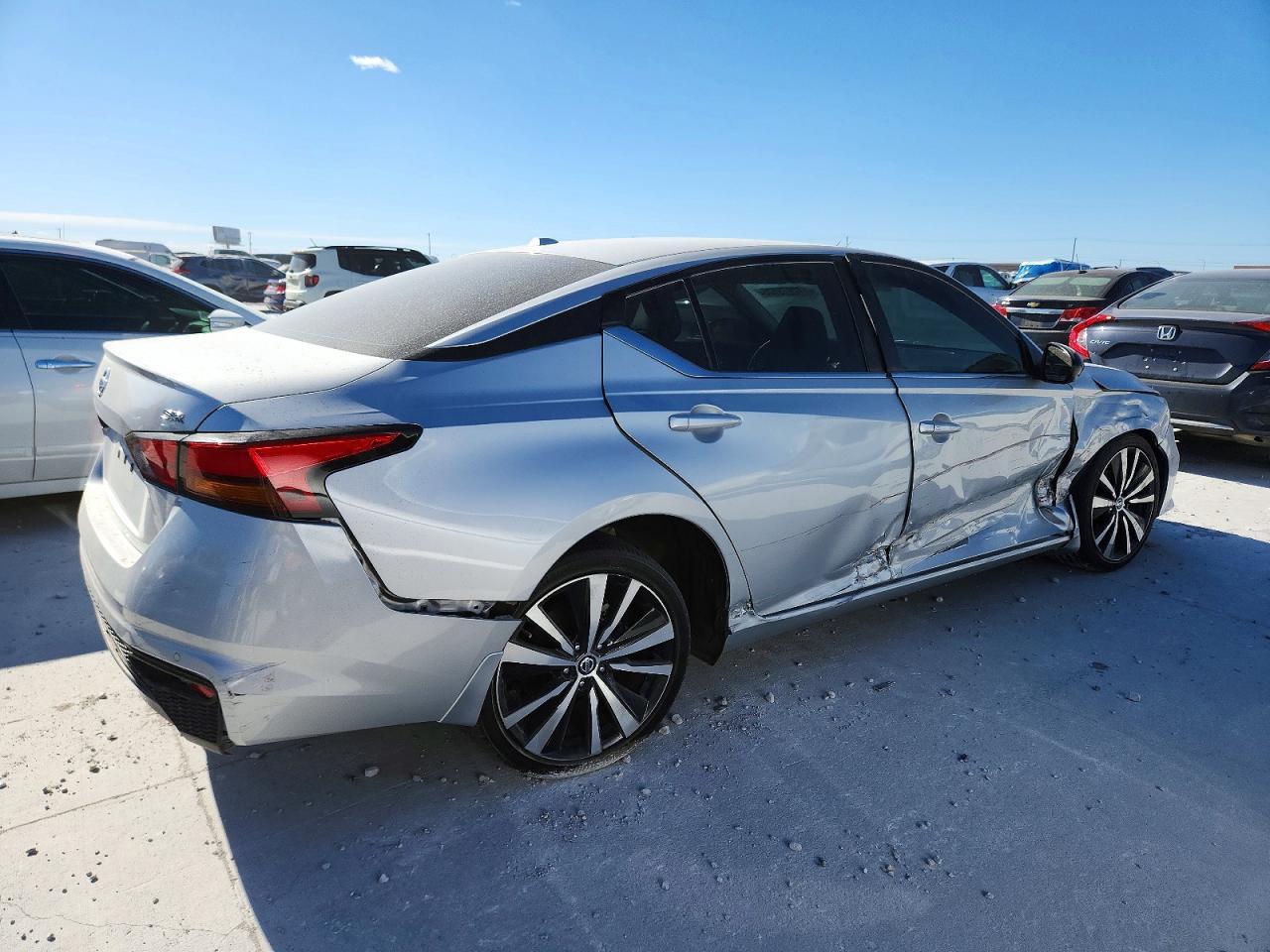 2022 Nissan Altima Sr - zdjęcie 3
