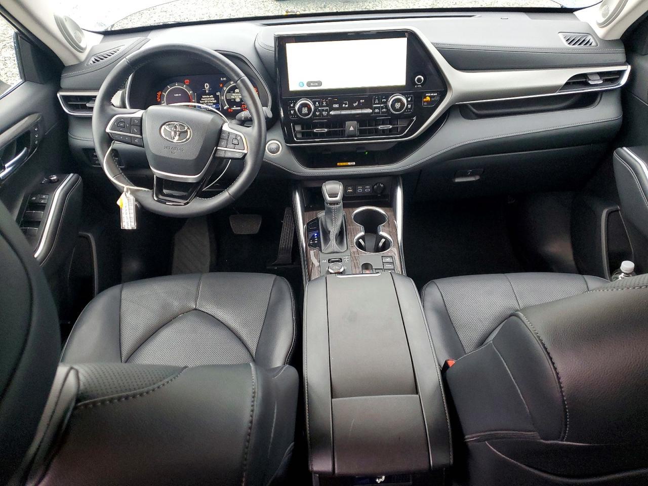 2025 Toyota Highlander Le - zdjęcie 8