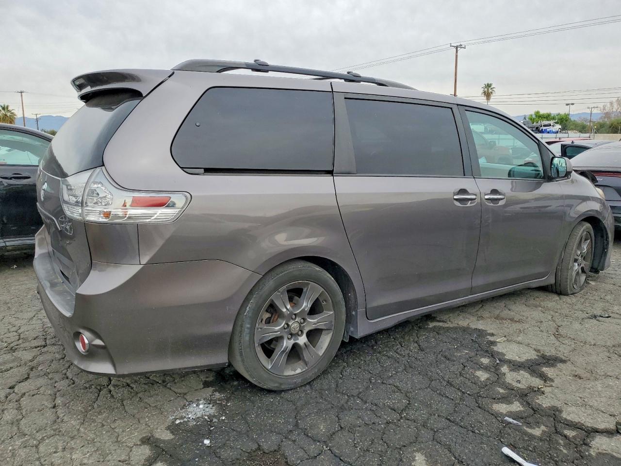 2015 Toyota Sienna Sport - zdjęcie 3