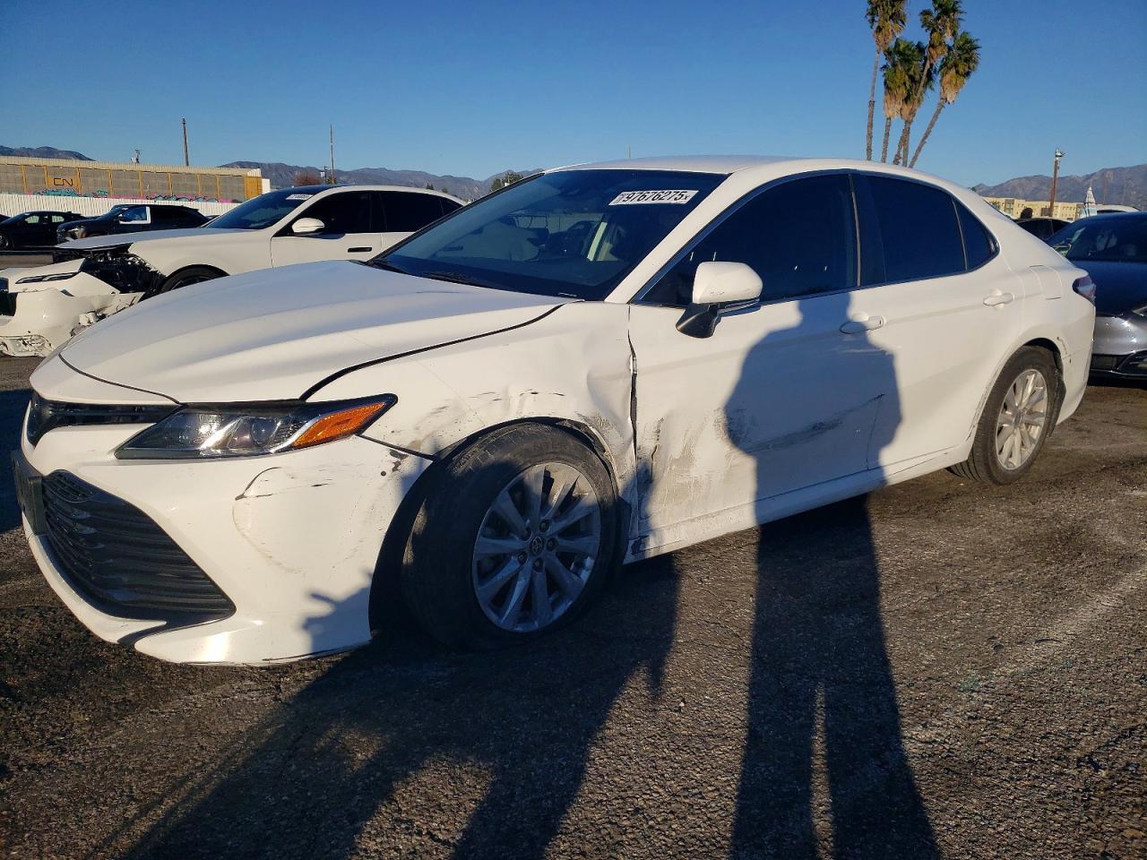 2020 Toyota Camry Le - zdjęcie główne