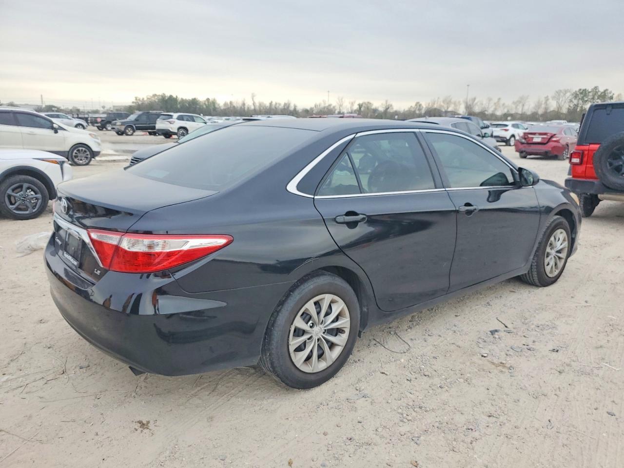 2017 Toyota Camry Le - zdjęcie 3