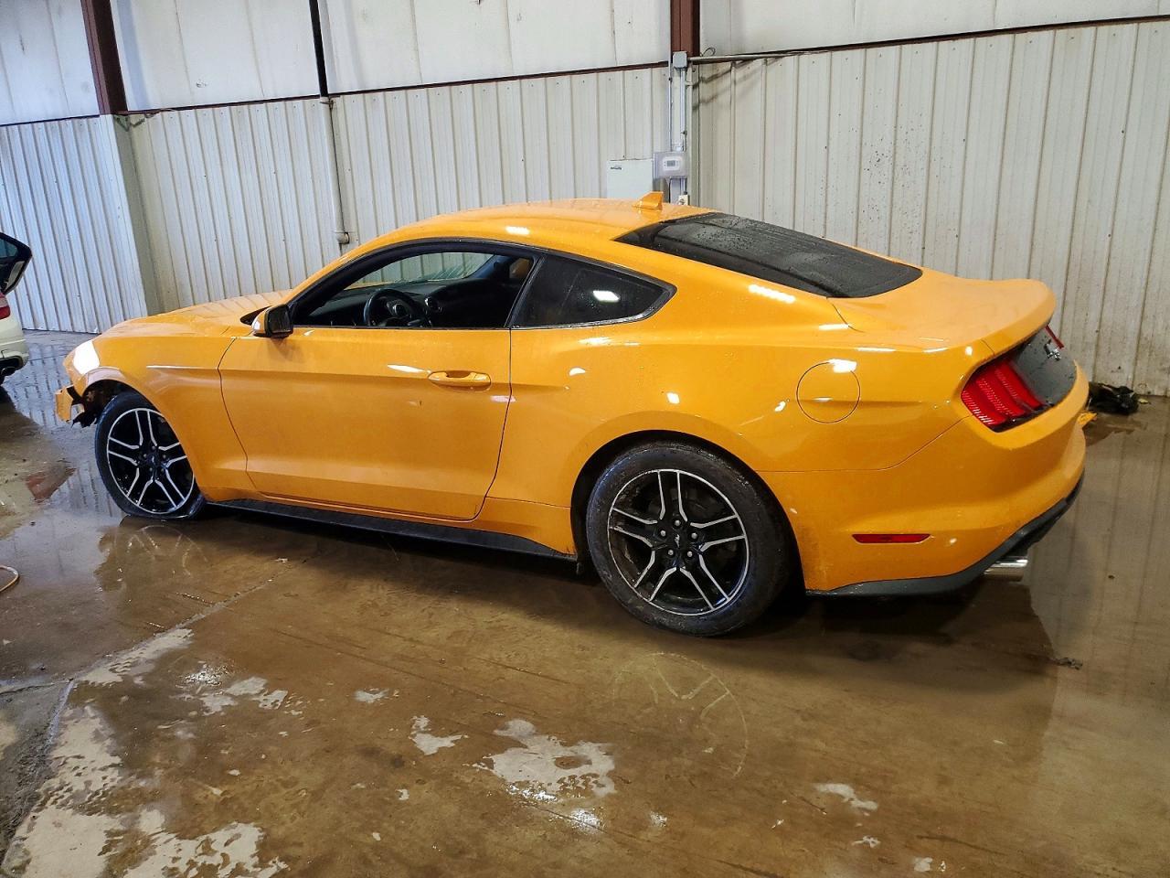 2022 Ford Mustang - zdjęcie 2