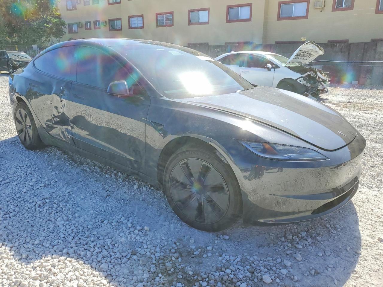 2025 Tesla Model 3 - zdjęcie 4