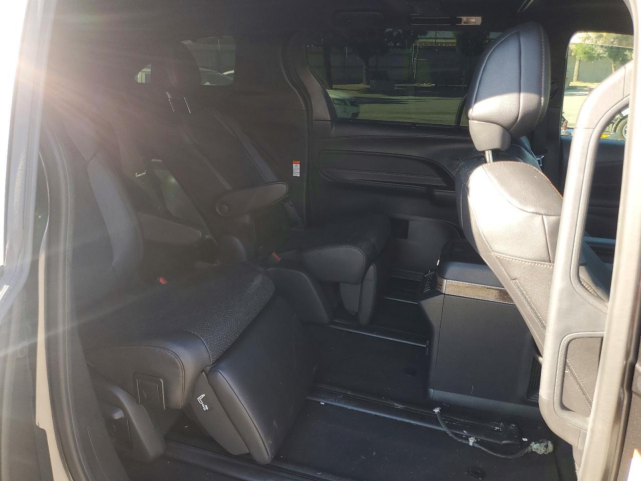 2025 Toyota Sienna Limited - zdjęcie 11