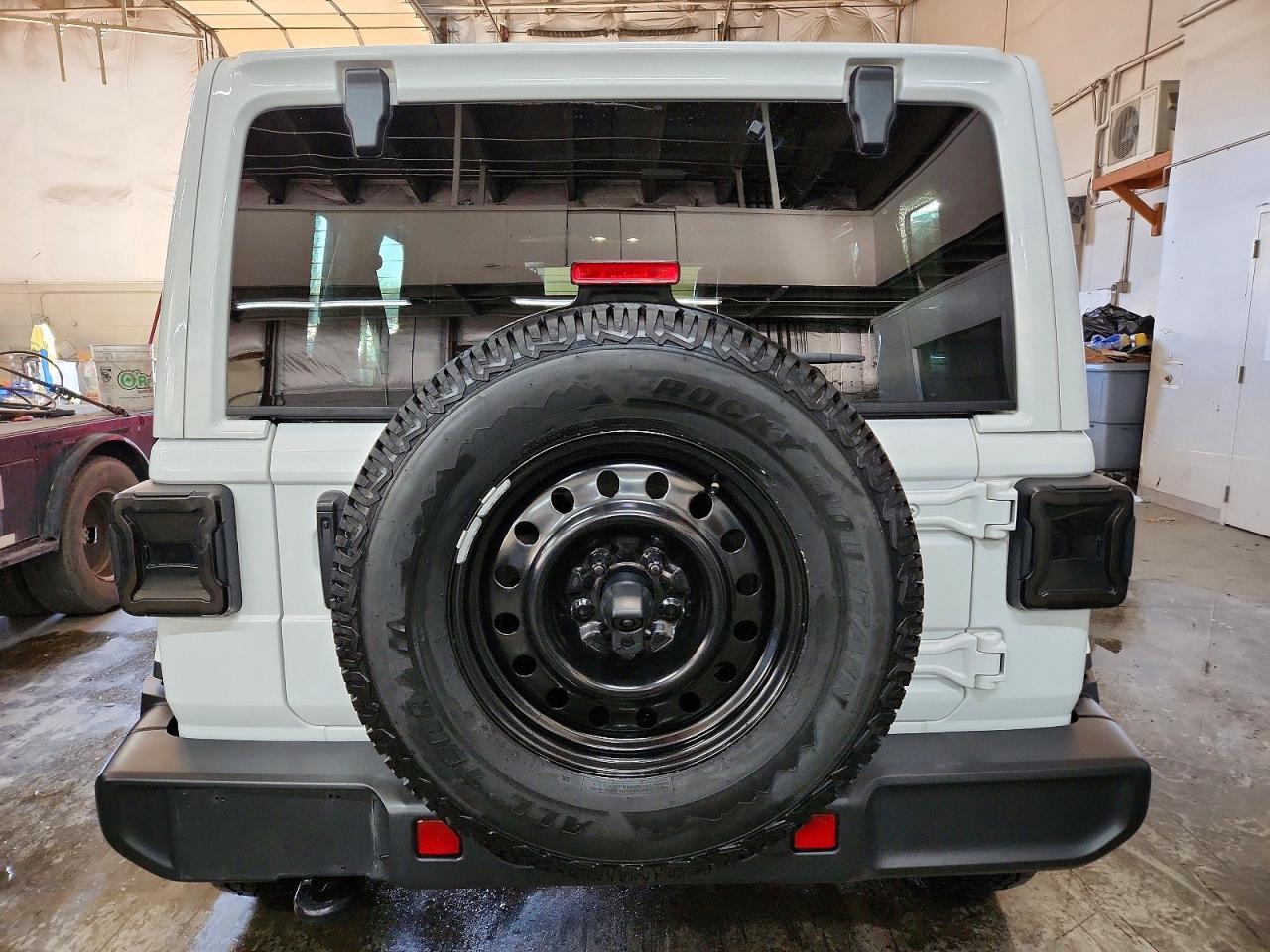 2021 Jeep Wrangler Unlimited Sahara - zdjęcie 6