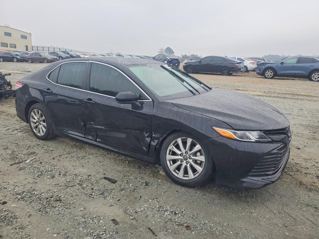 2020 Toyota Camry Le - zdjęcie 4