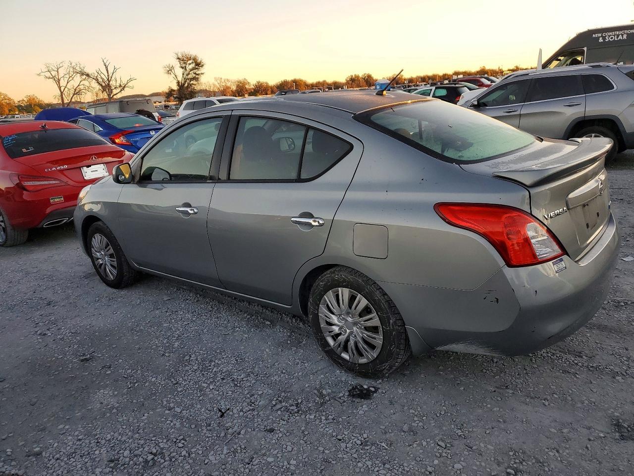 2014 Nissan Versa S - zdjęcie 2