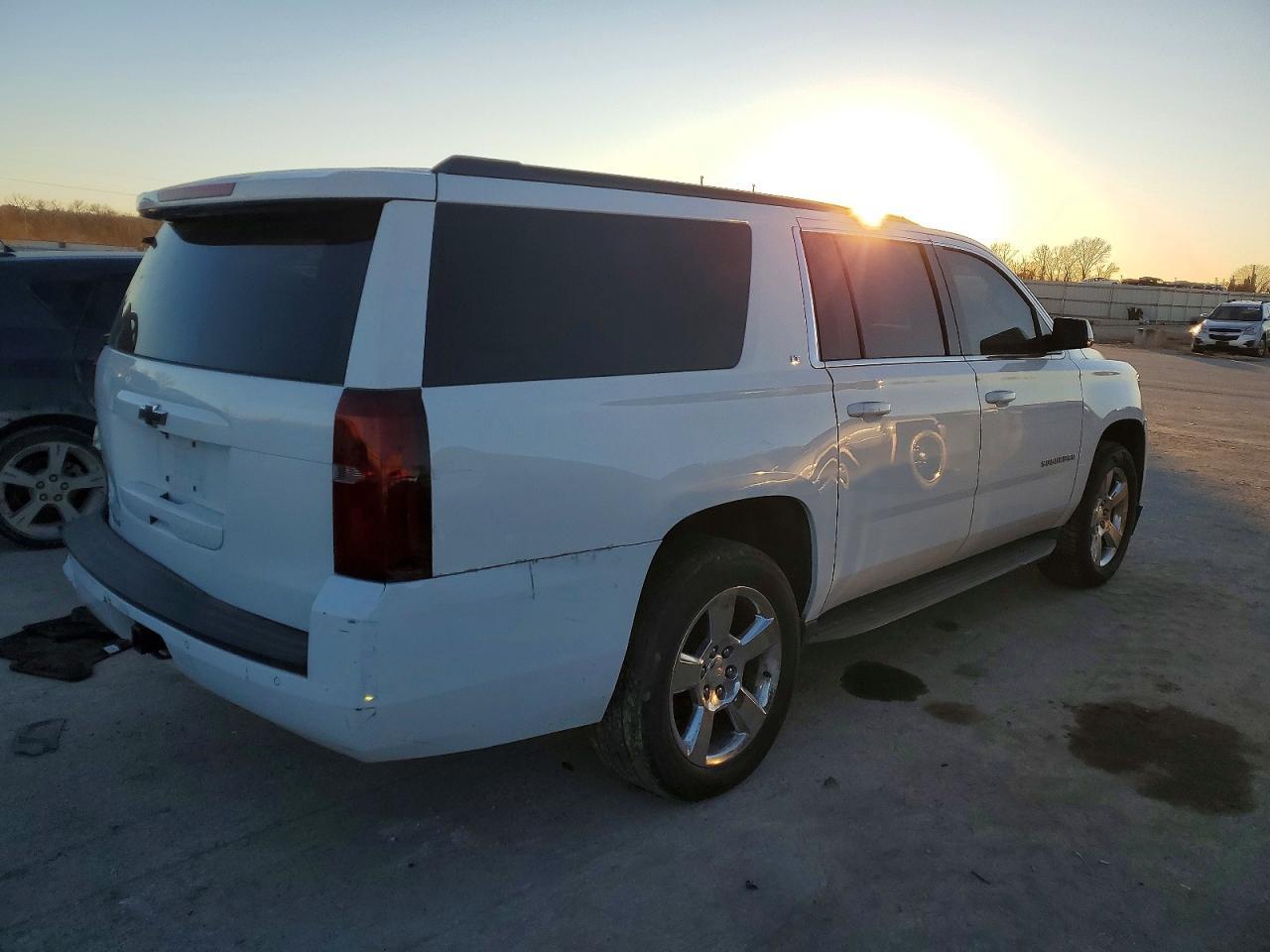 2016 Chevrolet Suburban K1500 Lt - zdjęcie 3