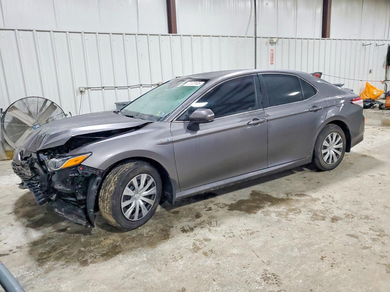 2018 Toyota Camry Le - zdjęcie główne