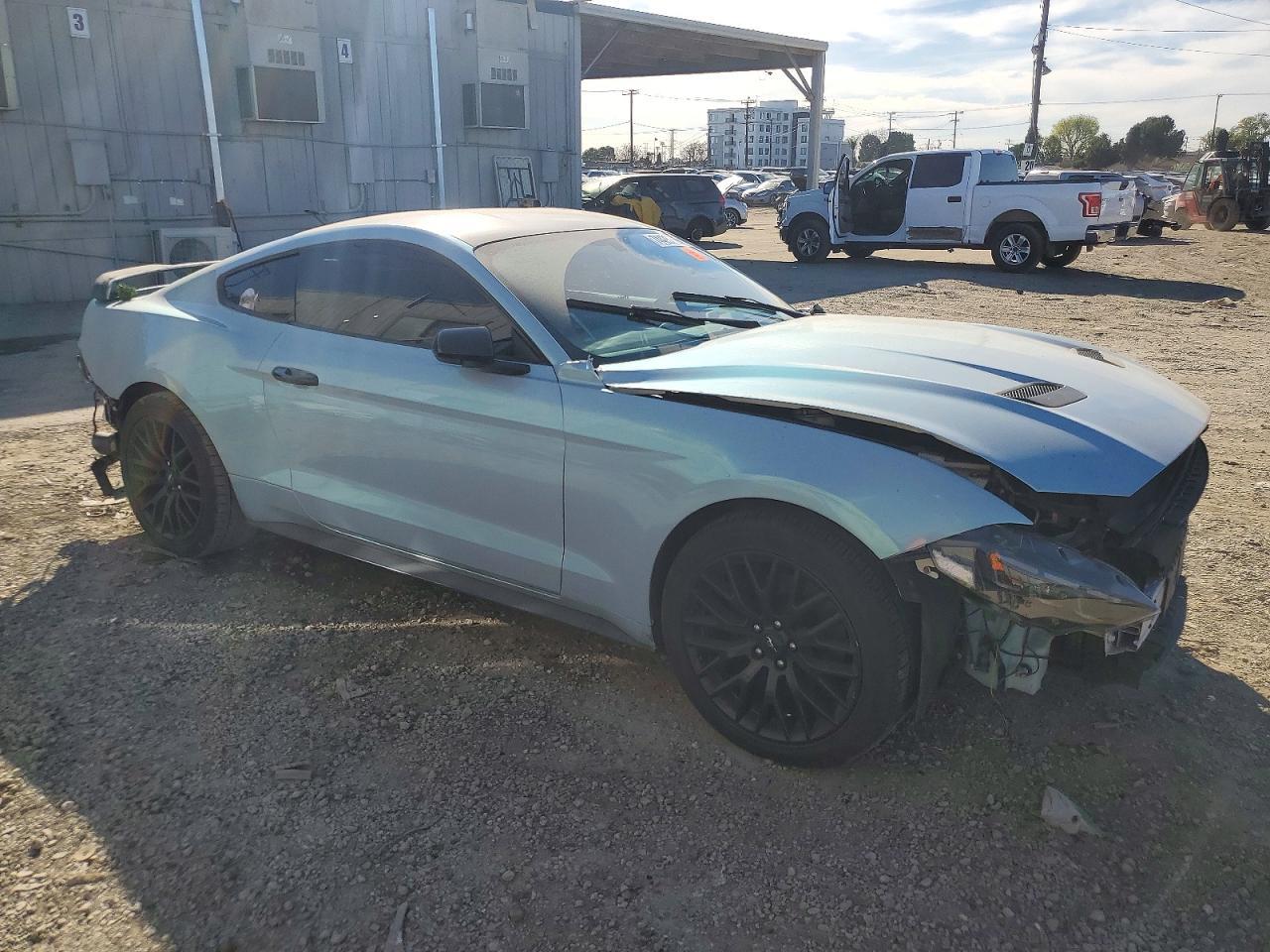 2019 Ford Mustang - zdjęcie 4