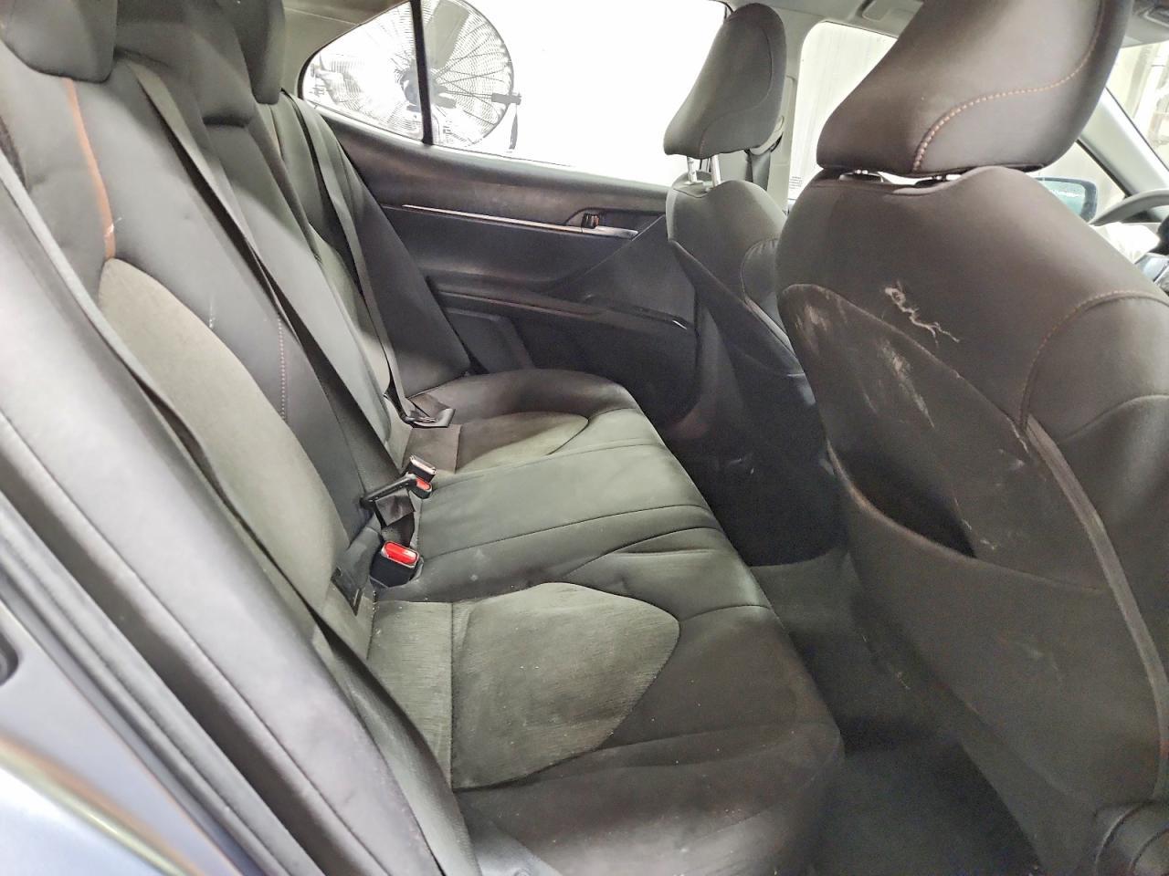 2020 Toyota Camry Le - zdjęcie 10