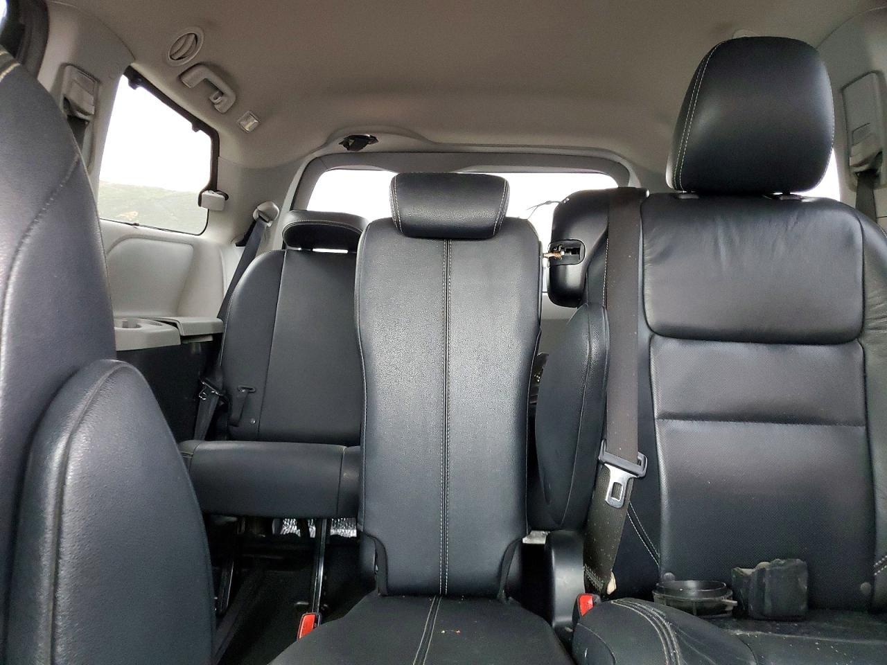 2015 Toyota Sienna Sport - zdjęcie 10