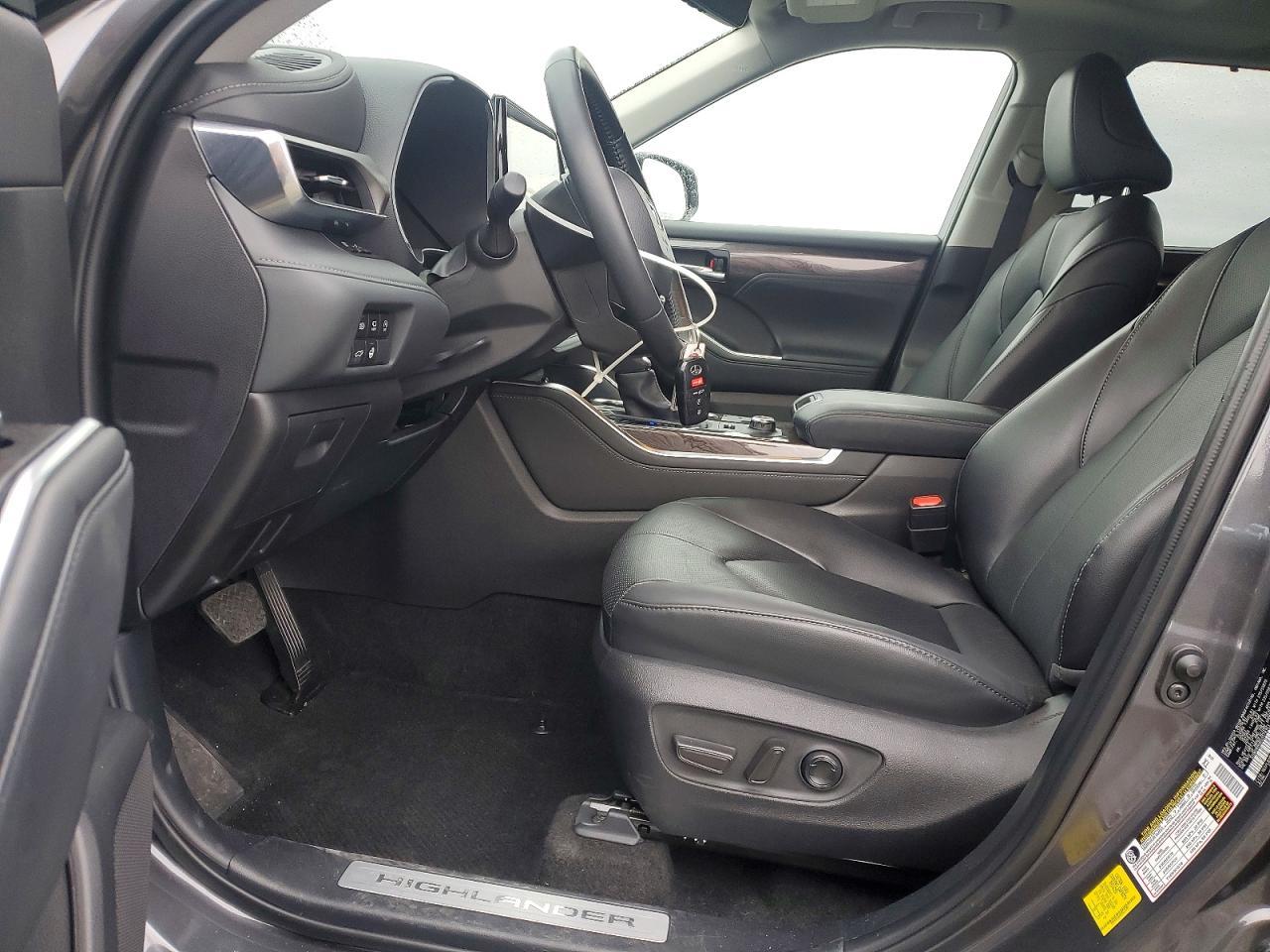 2025 Toyota Highlander Le - zdjęcie 7