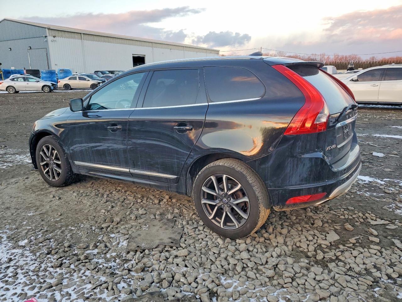 2017 Volvo Xc60 T6 Dynamic - zdjęcie 2