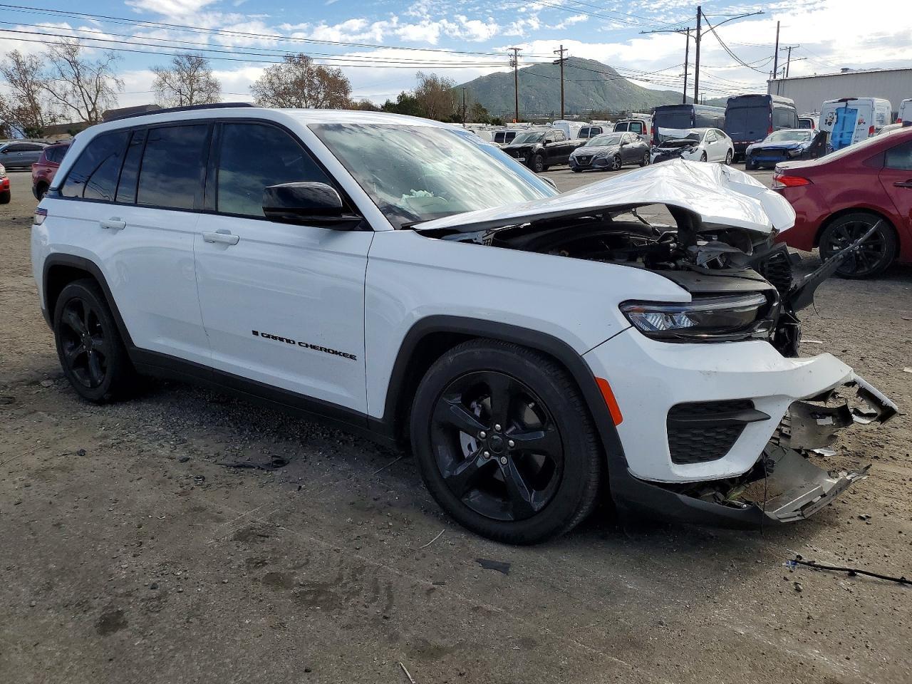 2025 Jeep Grand Cherokee Laredo - zdjęcie 4
