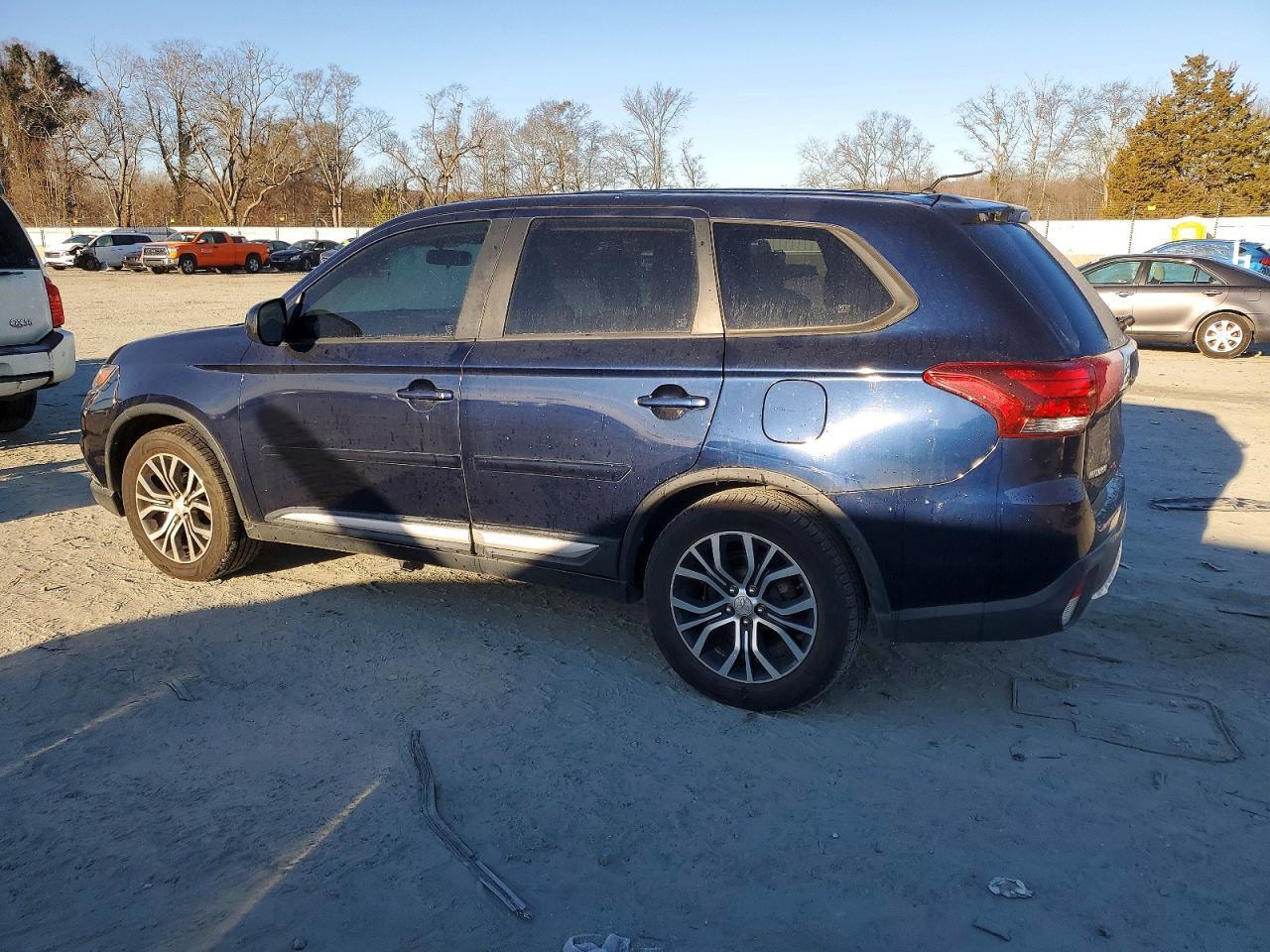 2016 Mitsubishi Outlander Es - zdjęcie 2