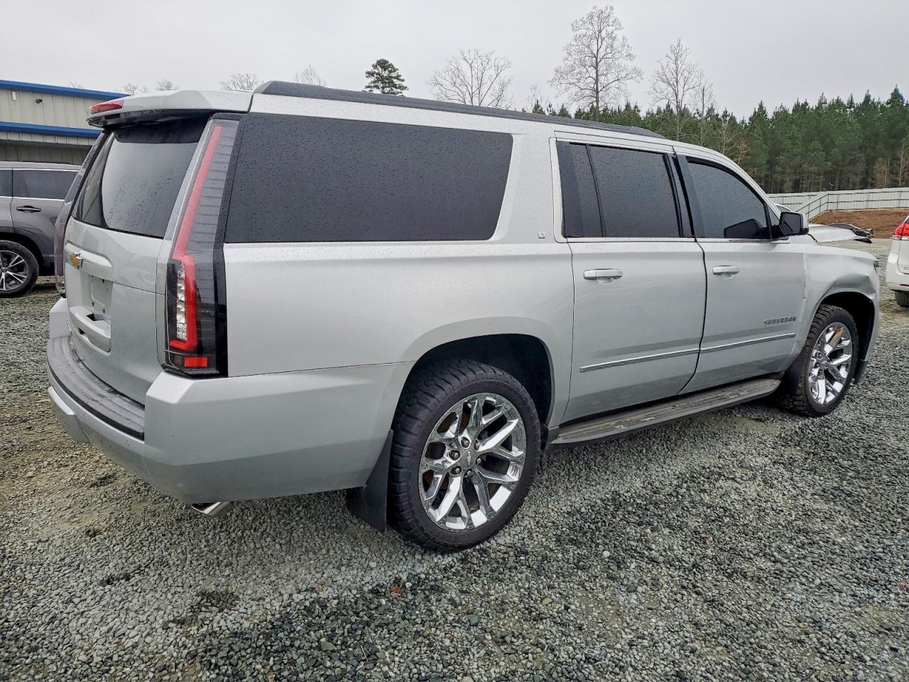 2015 Chevrolet Suburban C1500 Lt - zdjęcie 3