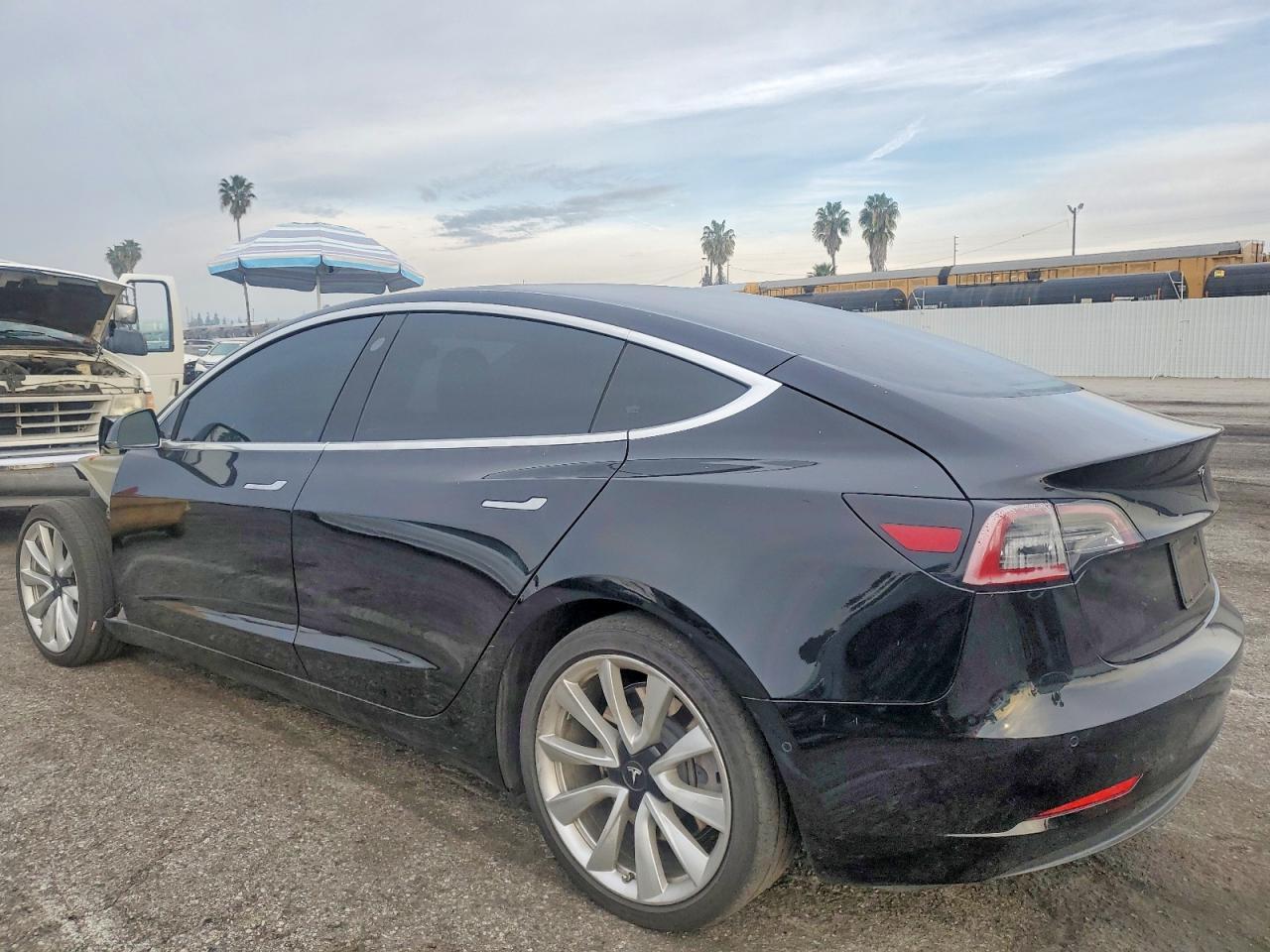 2020 Tesla Model 3 - zdjęcie 2