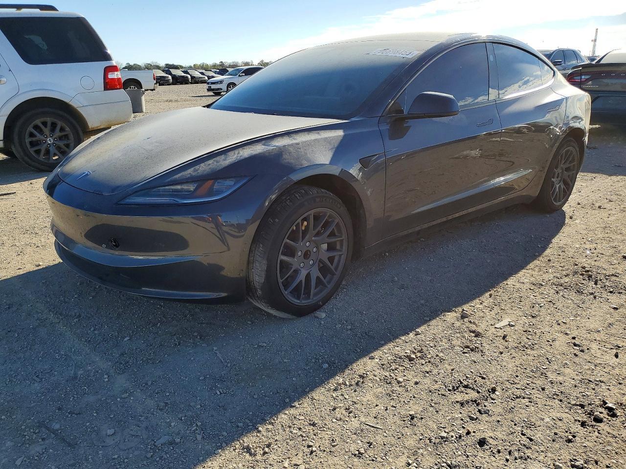 2025 Tesla Model 3 - zdjęcie główne