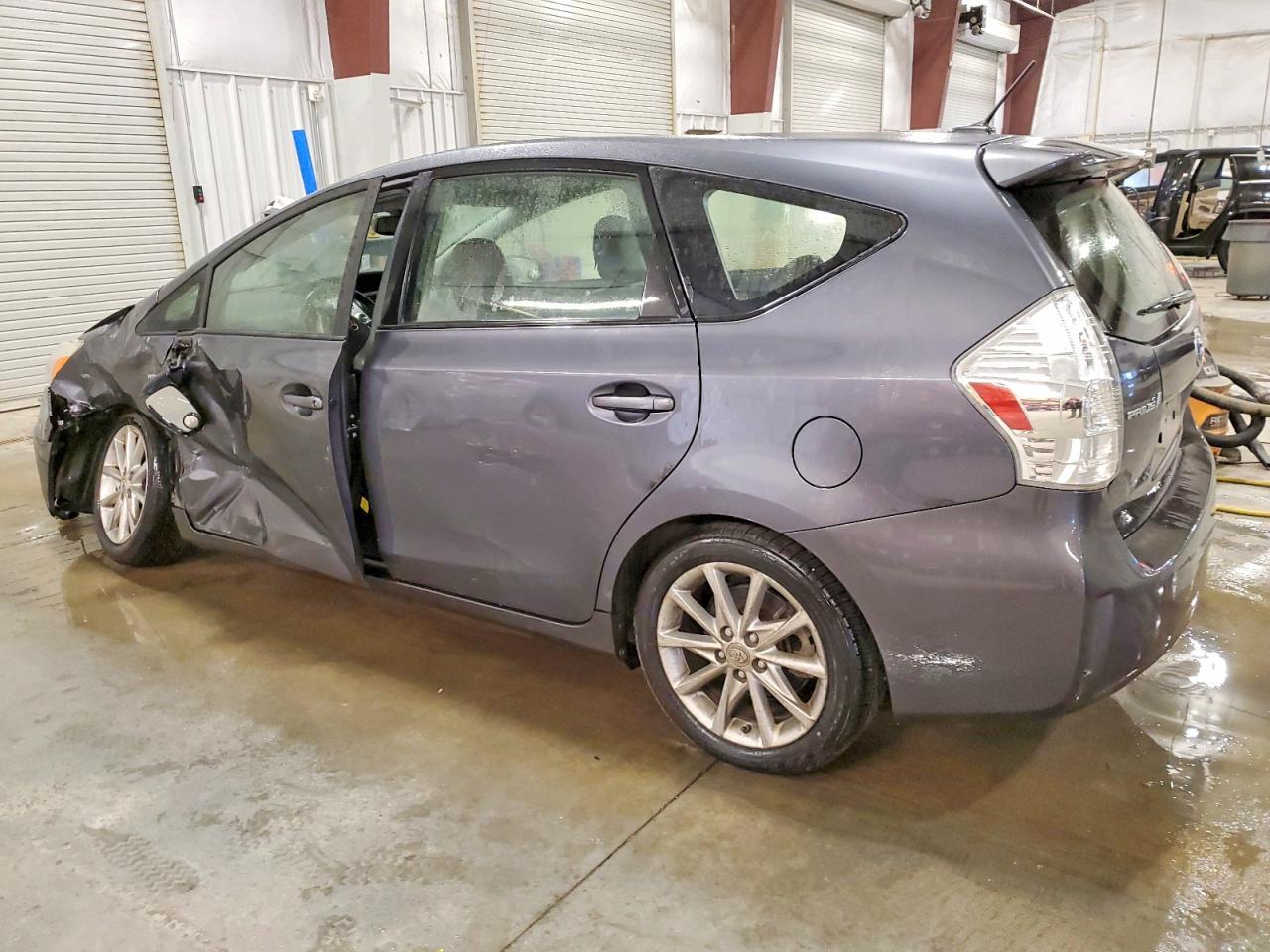 2013 Toyota Prius V - zdjęcie 2