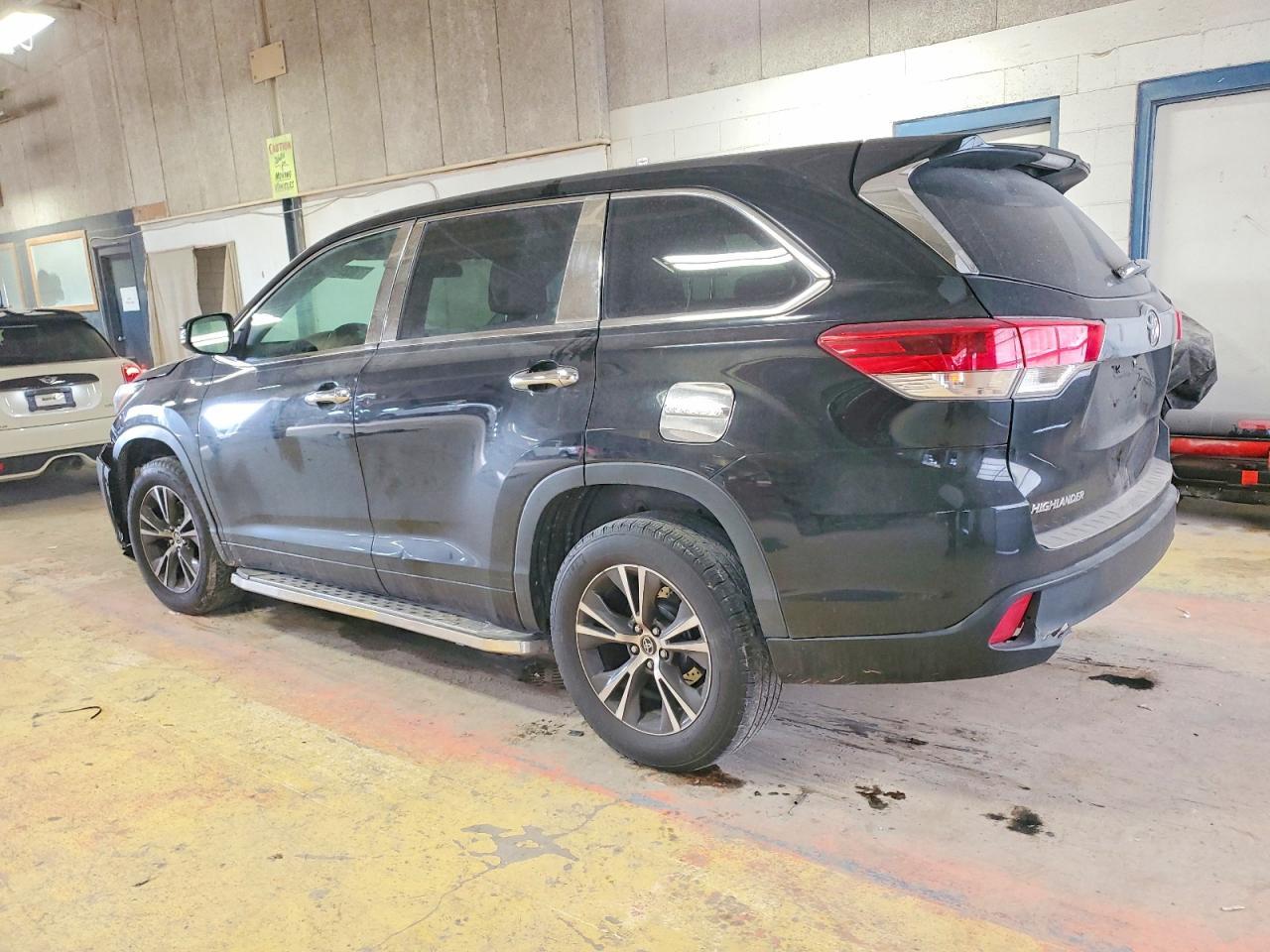 2017 Toyota Highlander Le - zdjęcie 2