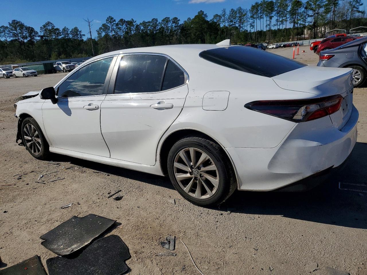 2023 Toyota Camry Le - zdjęcie 2
