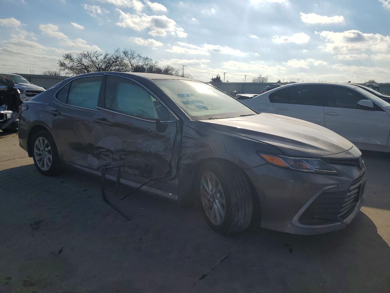 2024 Toyota Camry Le - zdjęcie 4