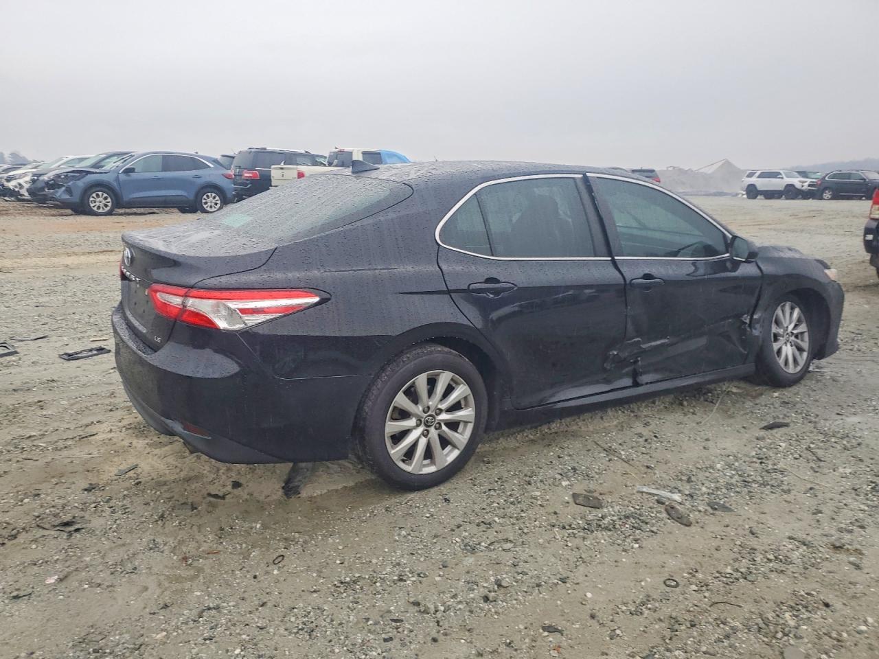 2020 Toyota Camry Le - zdjęcie 3