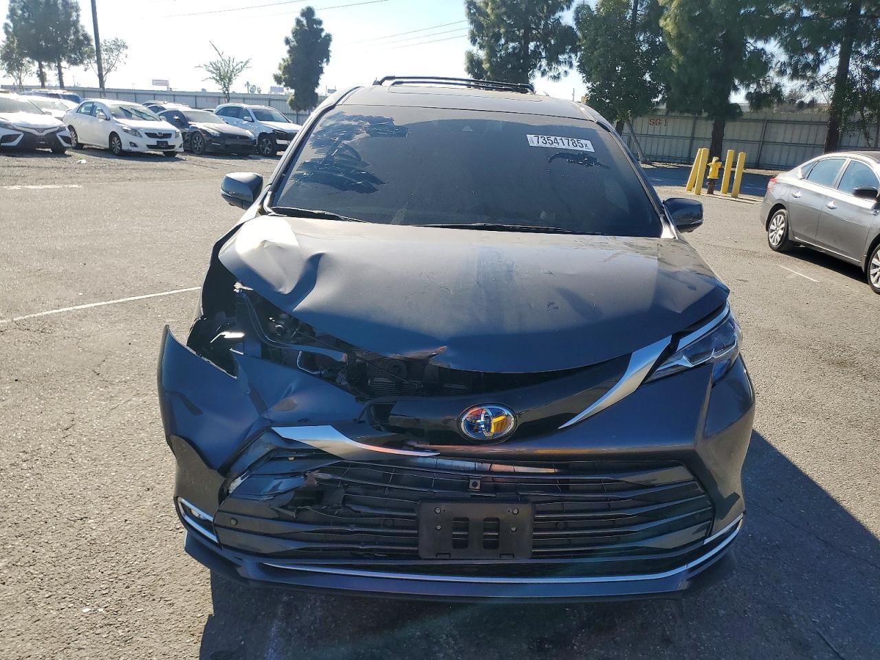 2025 Toyota Sienna Limited - zdjęcie 5