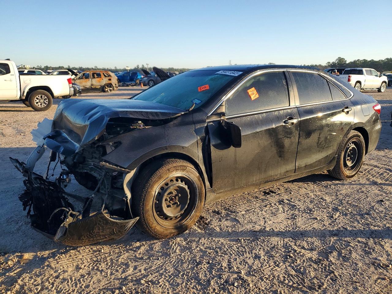 2016 Toyota Camry Le - zdjęcie główne