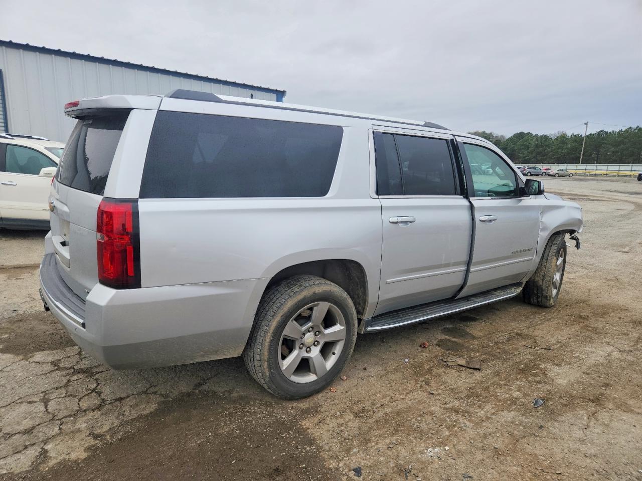 2018 Chevrolet Suburban C1500 Premier - zdjęcie 3
