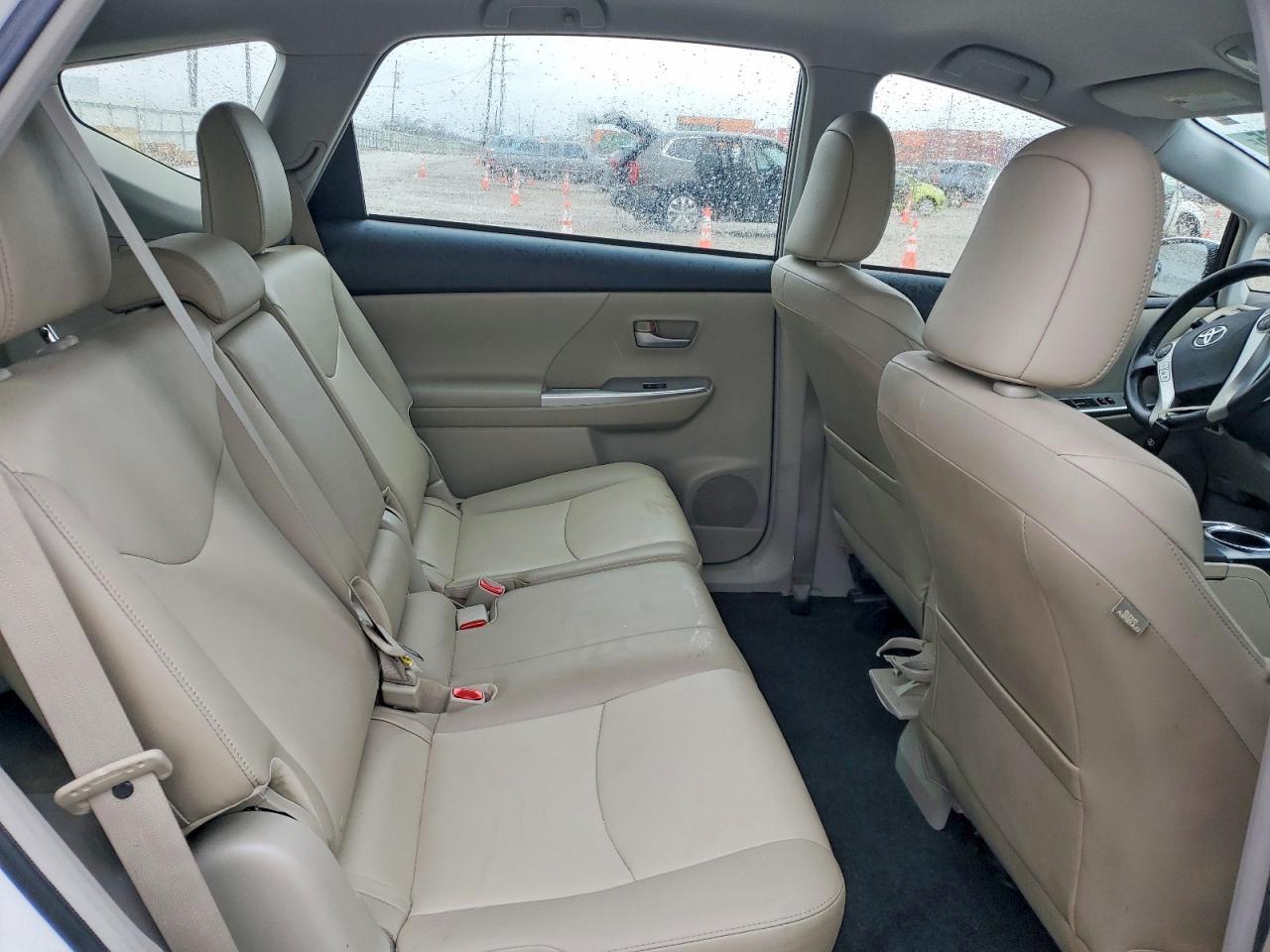 2013 Toyota Prius V - zdjęcie 10