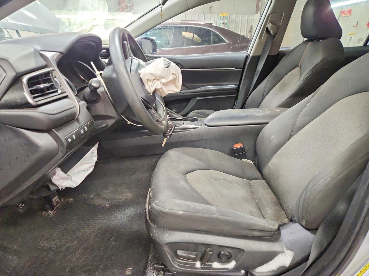 2020 Toyota Camry Le - zdjęcie 7