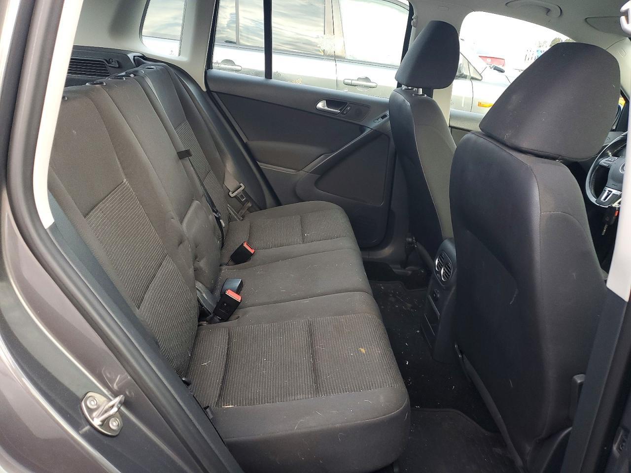 2015 Volkswagen Tiguan S - zdjęcie 11