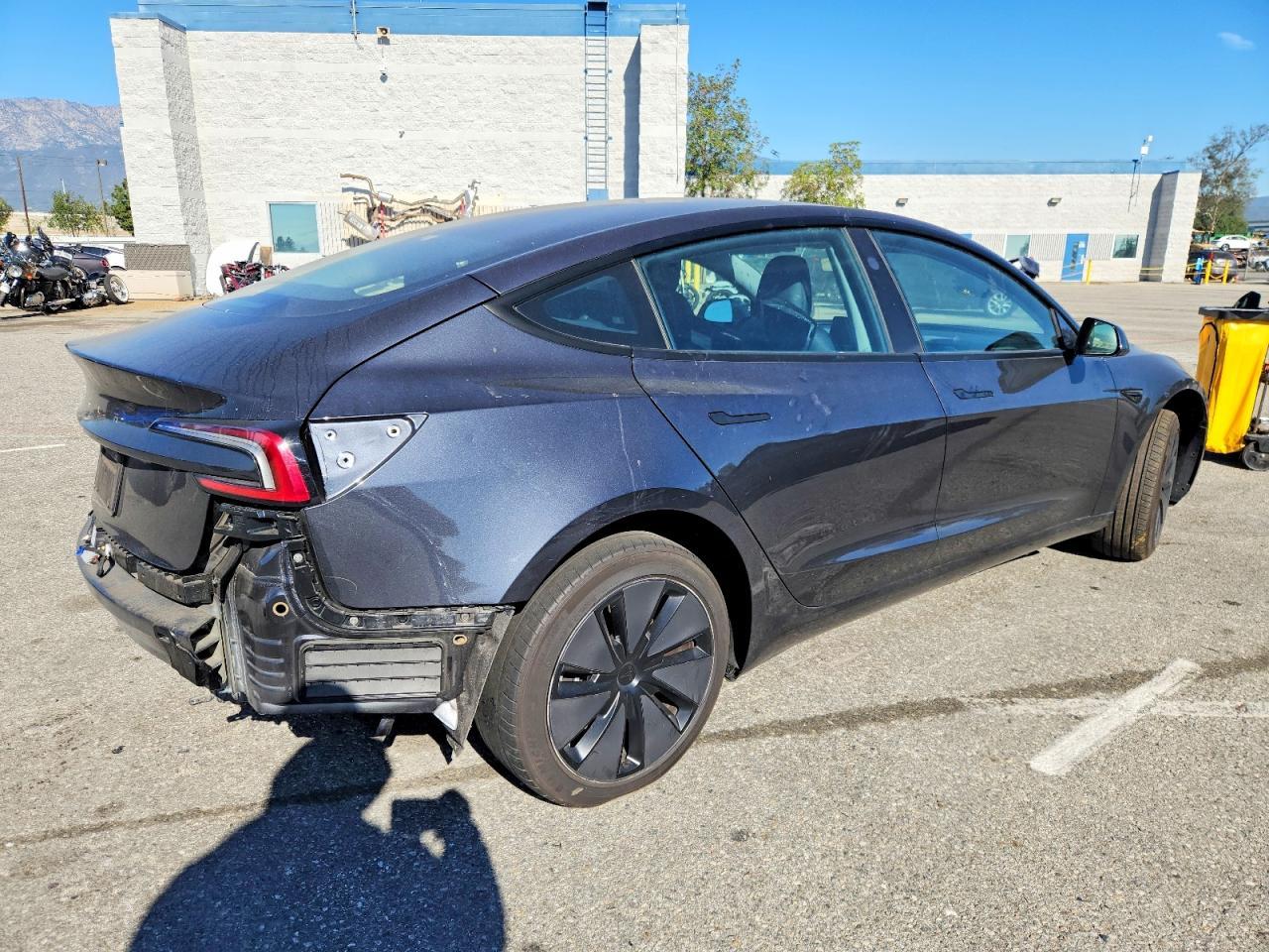2025 Tesla Model 3 - zdjęcie 3