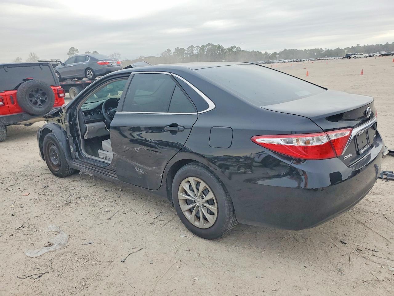 2017 Toyota Camry Le - zdjęcie 2