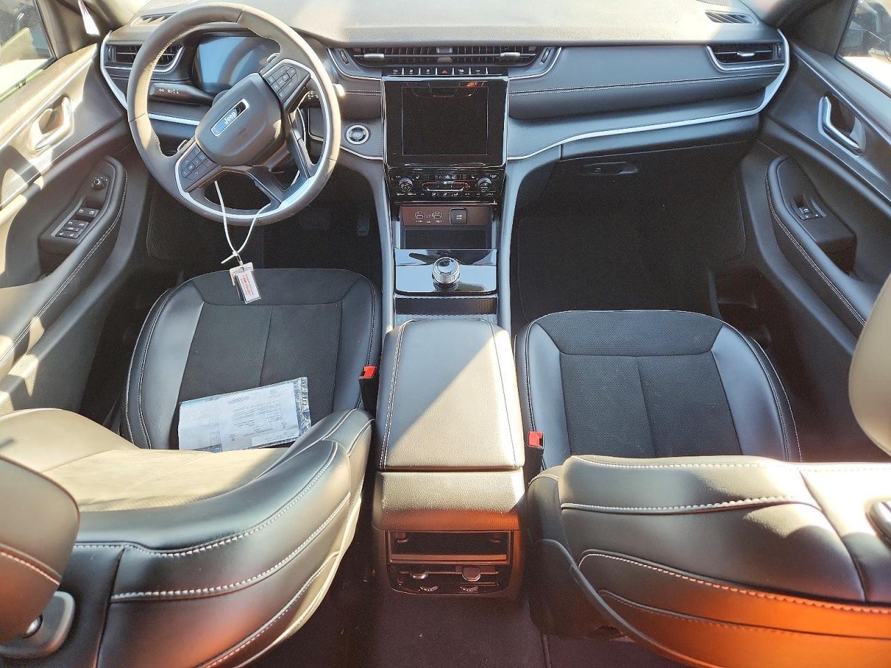 2025 Jeep Grand Cherokee Laredo - zdjęcie 8