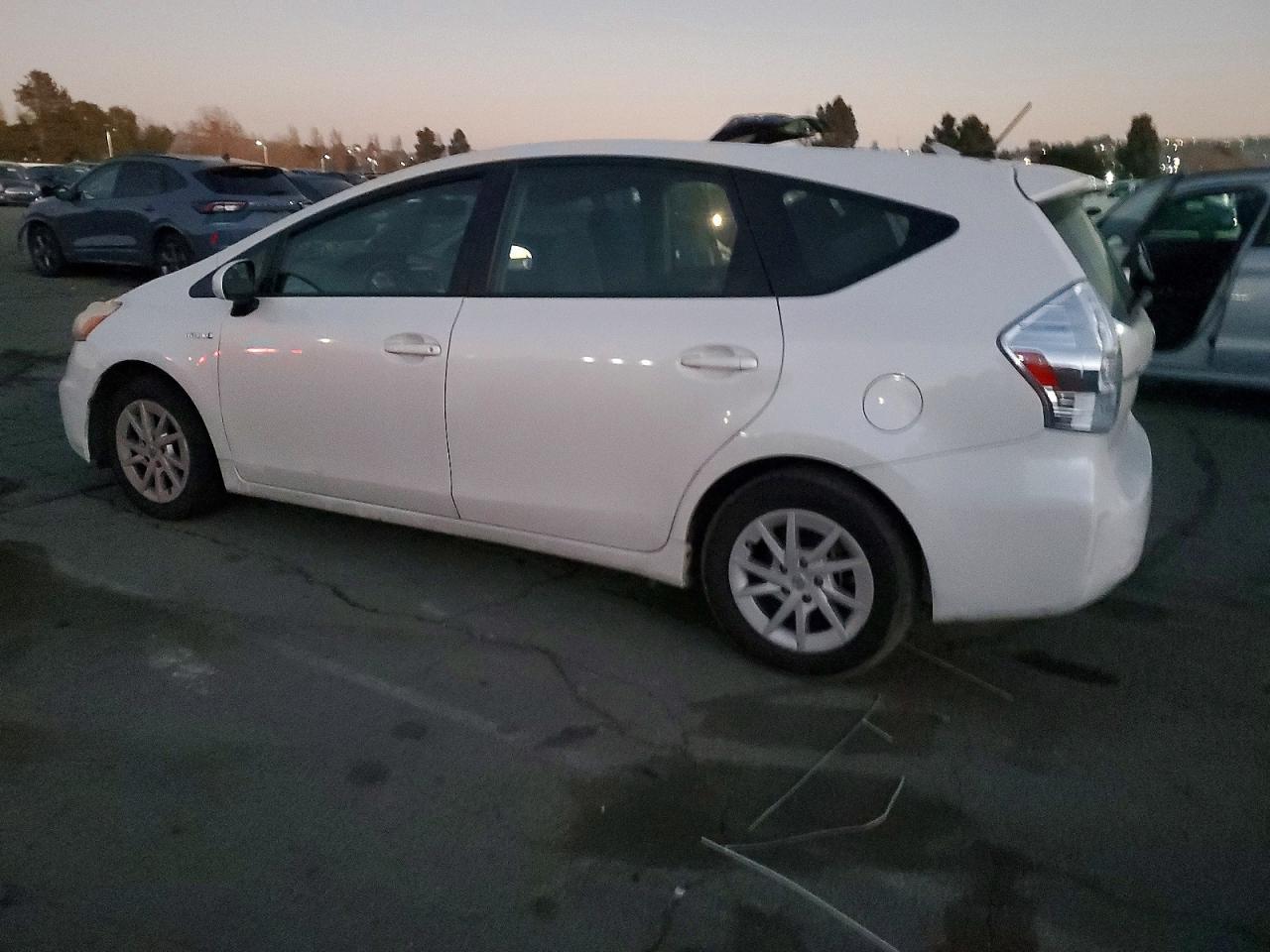 2013 Toyota Prius V - zdjęcie 2