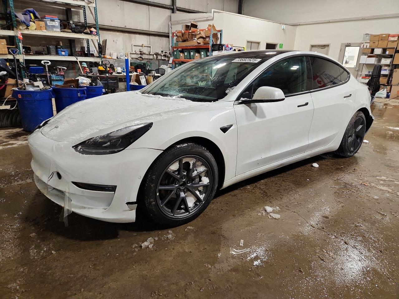 2021 Tesla Model 3 - zdjęcie główne