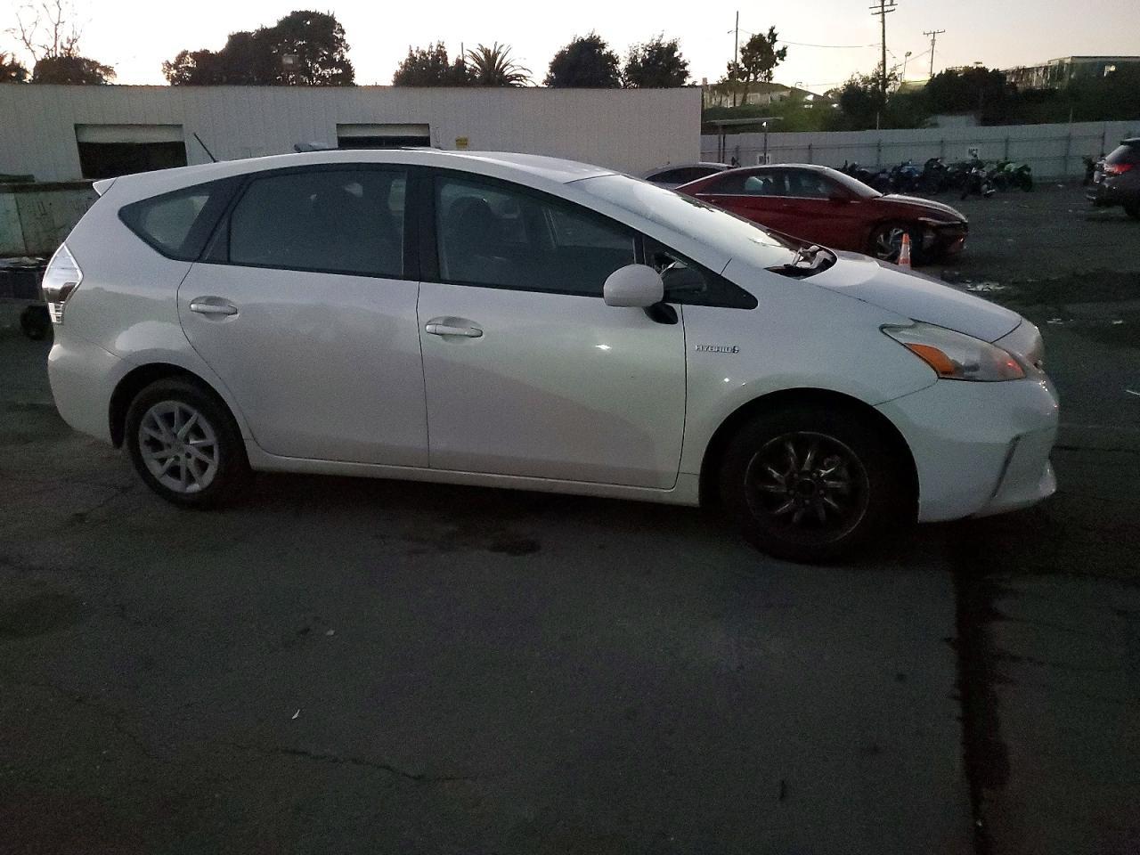 2013 Toyota Prius V - zdjęcie 4