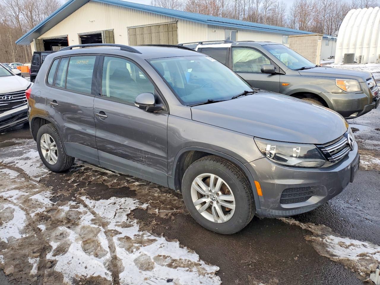 2015 Volkswagen Tiguan S - zdjęcie 4