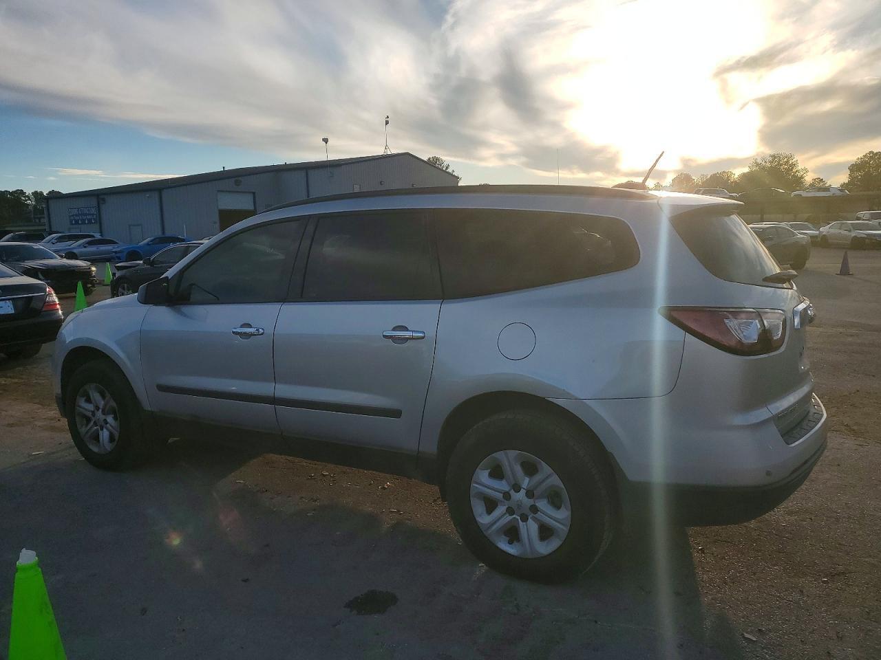2017 Chevrolet Traverse Ls - zdjęcie 2
