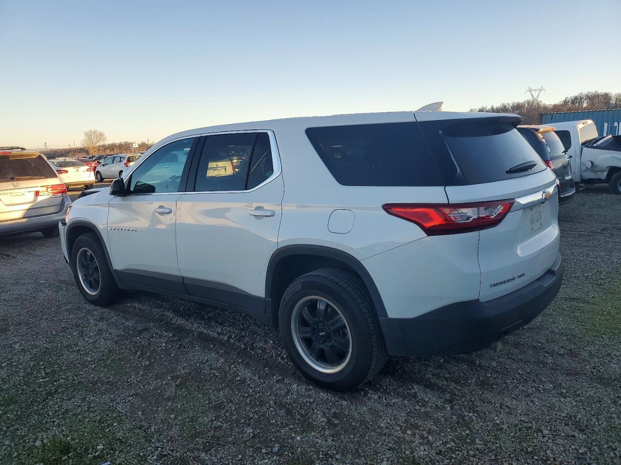 2021 Chevrolet Traverse Ls - zdjęcie 2