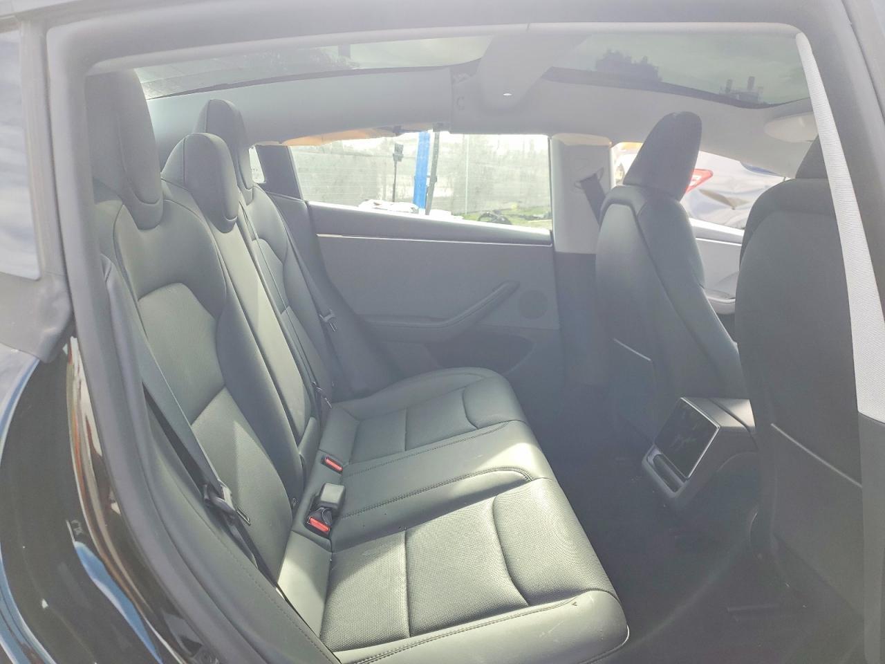 2025 Tesla Model 3 - zdjęcie 10