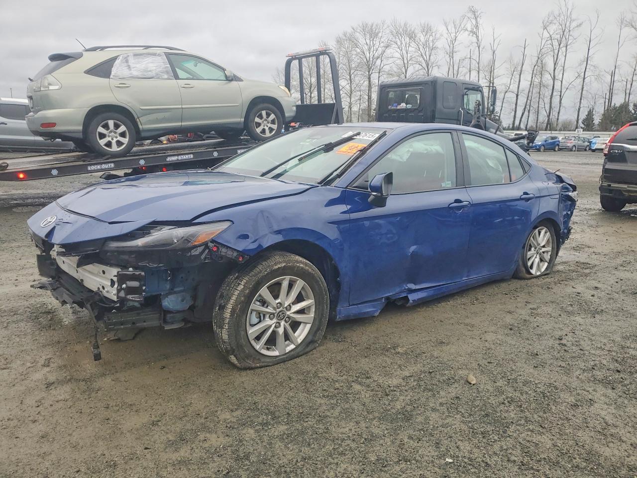 2025 Toyota Camry Le - zdjęcie główne